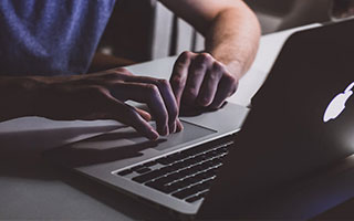 爱游戏平台-年轻车坛新星：梦想之路的辛酸与坚持